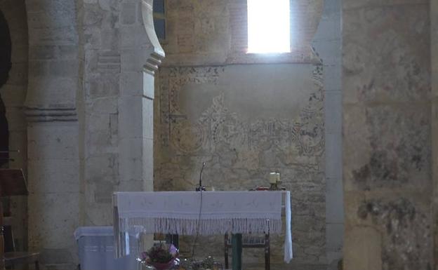 Altar mayor con los frescos al fondo. 