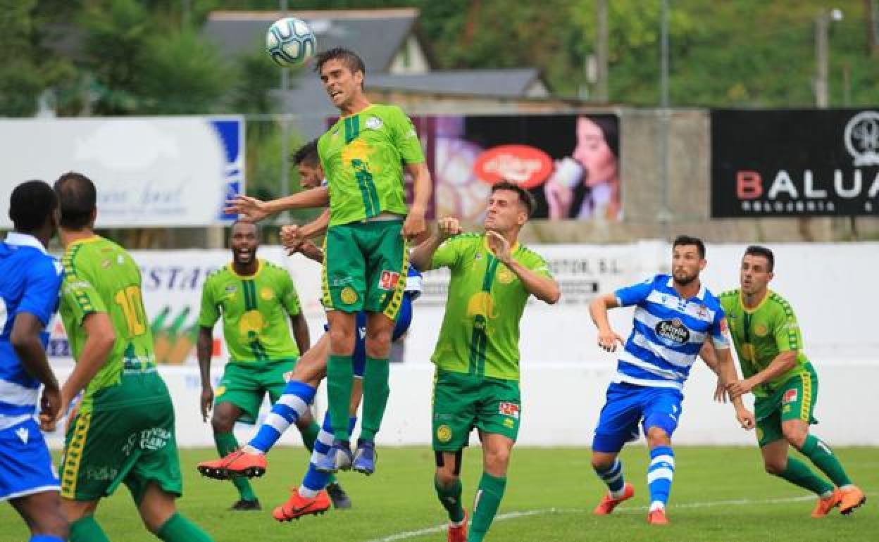 Acción del duelo de pretemporada entre ambos equipos. 