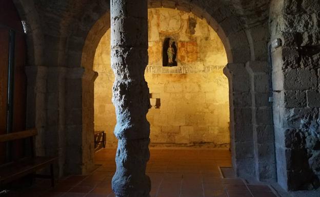 La columna conocida como 'la palmera', situada en la capilla de Doña Urraca con los frescos mozárabes al fondo. 