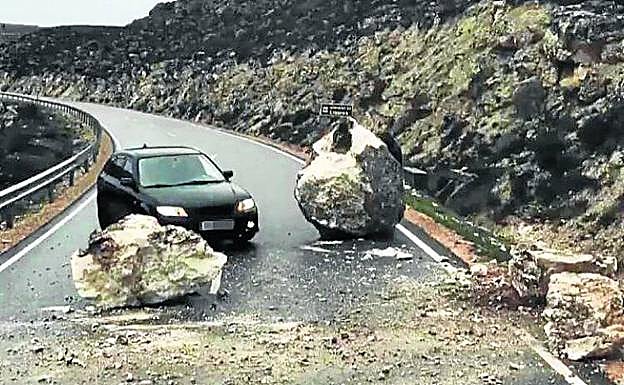 La roca que cortó una carretera en Maderuelo. 