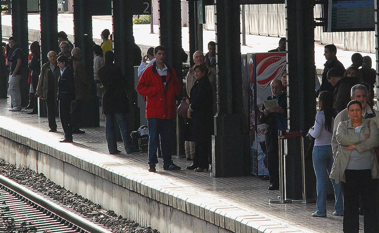 Un grupo de viajeros espera en Valladolid el tren de Ávila. 