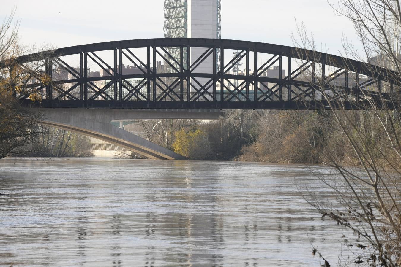 Tras desbordarse el domingo, este martes pasa por la ciudad con un caudal de 644,56 metros cúbicos por segundo y un nivel de 2,32 metros