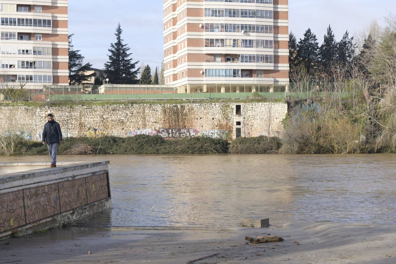 Tras desbordarse el domingo, este martes pasa por la ciudad con un caudal de 644,56 metros cúbicos por segundo y un nivel de 2,32 metros