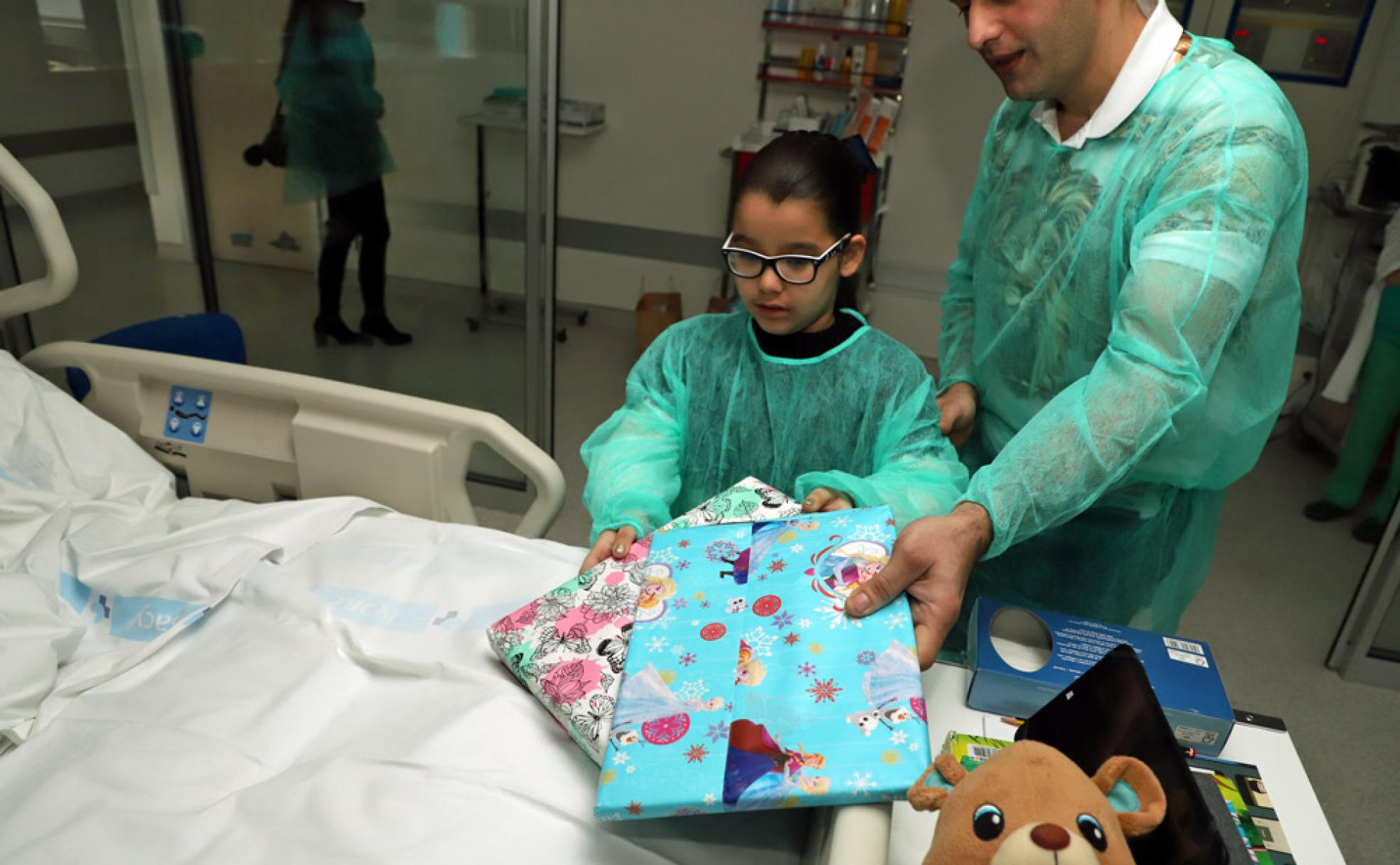 Abigail entrega regalos a los niños que están en la UCI de Pediatría.