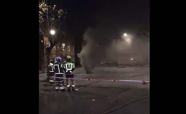 Los bomberos trabajan para apagar el incendio de un transformador en el barrio vallisoletano de Las Viudas.