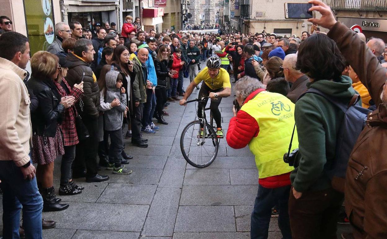 Rafael Sanz, segundo clasificado, en pleno esfuerzo arropado por el numeroso público.