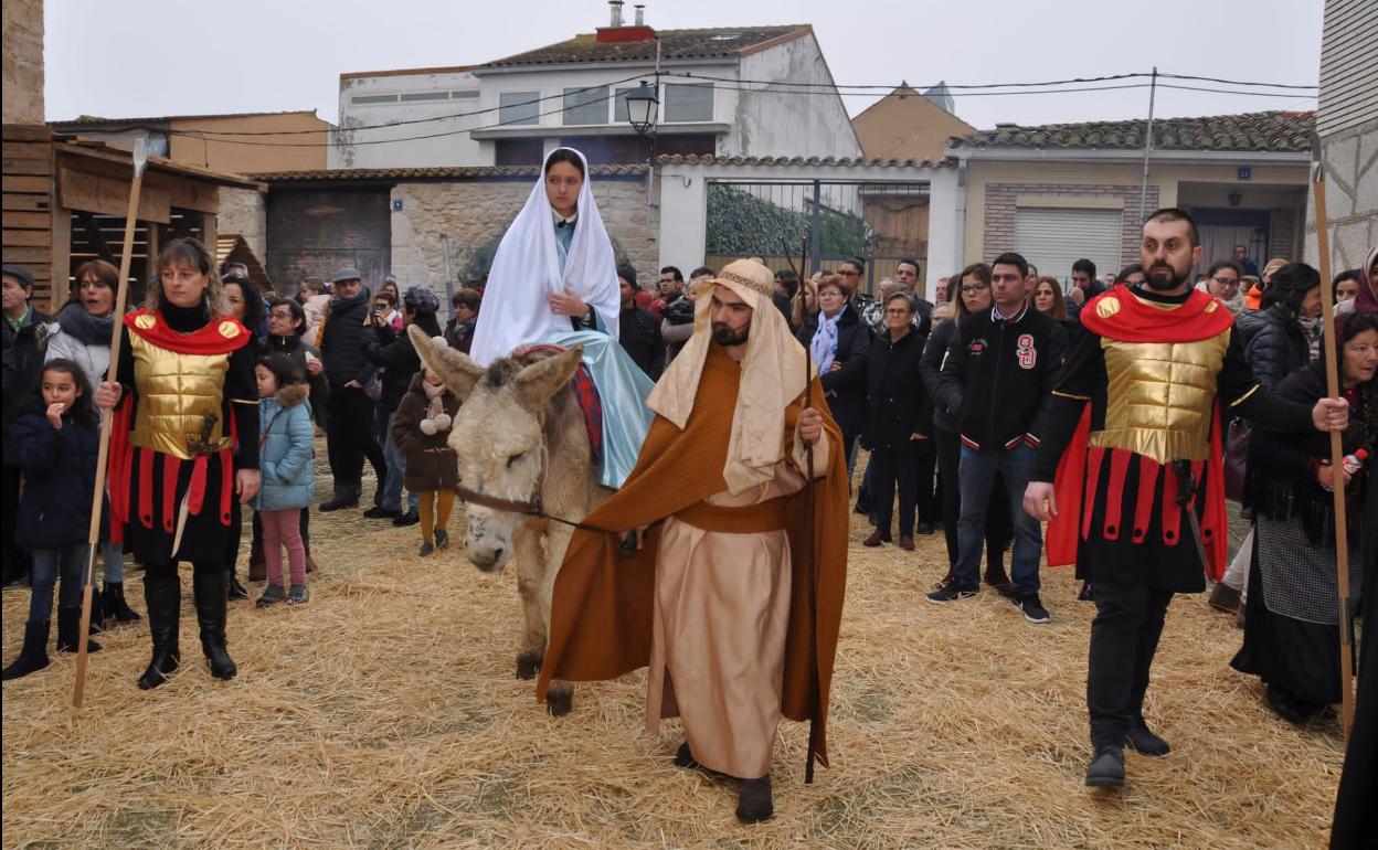 El público rodea la llegada de José y María a Belén. 