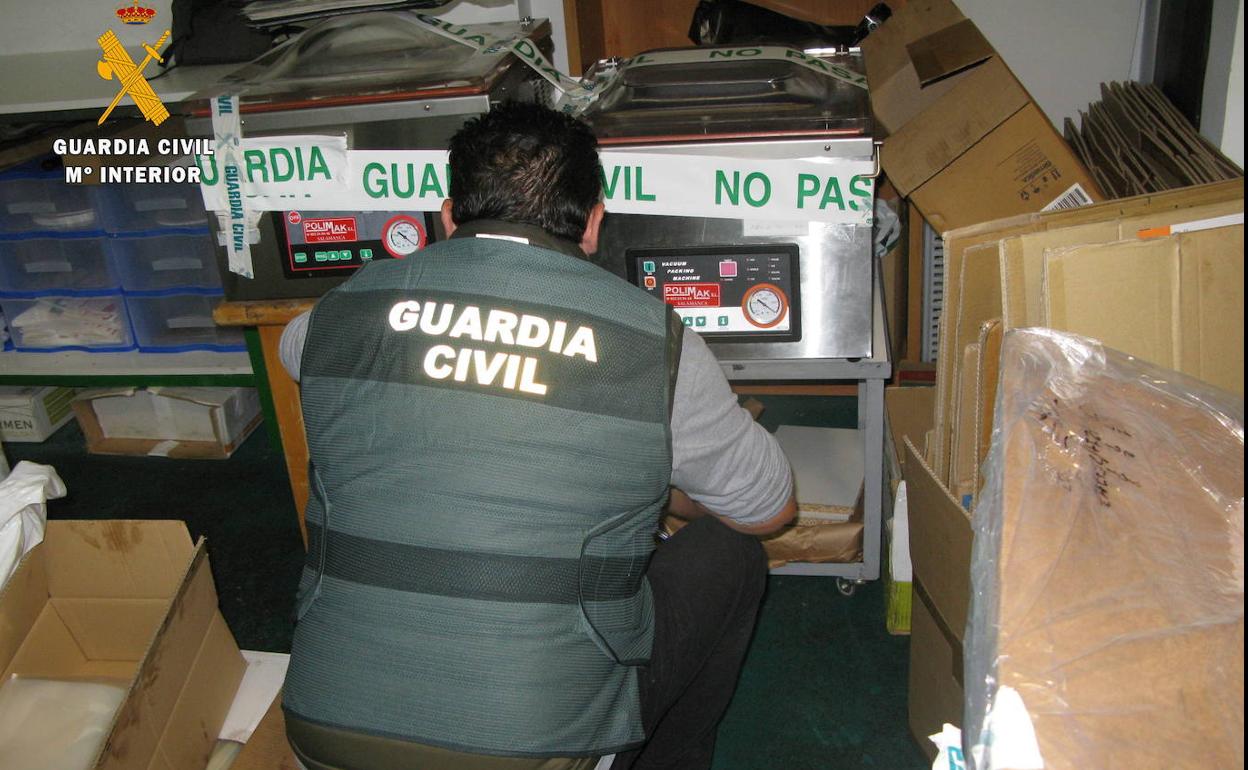 Agentes de la Guardia Civil, durante el registro en Aldeatejada.