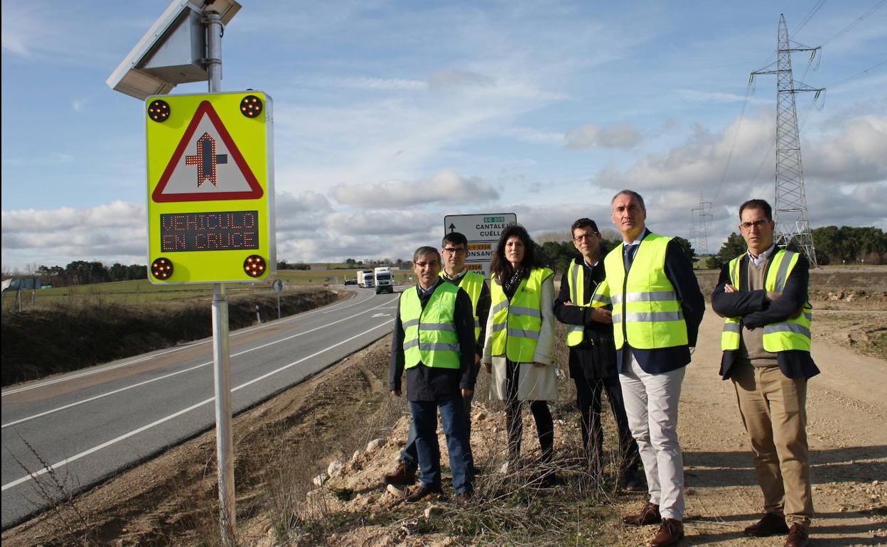 Visita institucional, este jueves, al cruce 'inteligente' en Aldeonsancho (Segovia). 