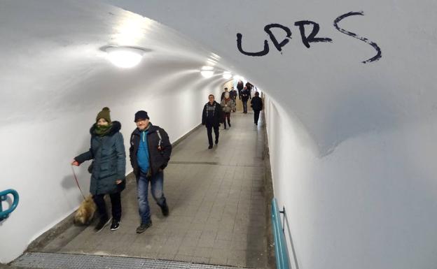 Una de las dos pintadas que decoran el recién rehabilitado túnel peatonal de Labradores. 