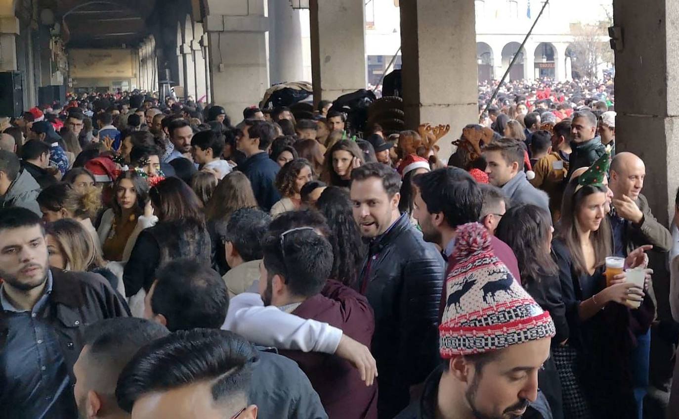 Cientos de personas en los soportales de la Plaza Mayor durante la celebración de la Tardebuena.