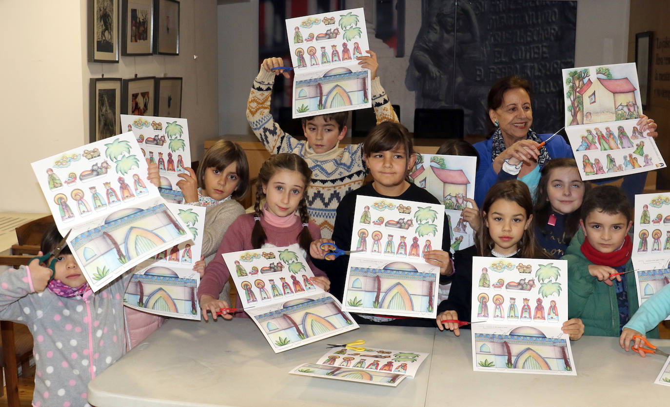 La Asociación Belenista de Valladolid ha impulsado este viernes 27 de diciembre un taller navideño llamado 'Monta tu belén' en el que los niños se han involucrado con entusiasmo.