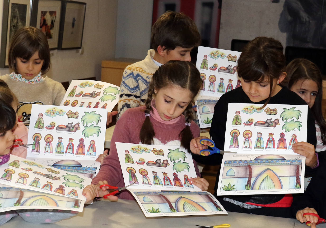 La Asociación Belenista de Valladolid ha impulsado este viernes 27 de diciembre un taller navideño llamado 'Monta tu belén' en el que los niños se han involucrado con entusiasmo.