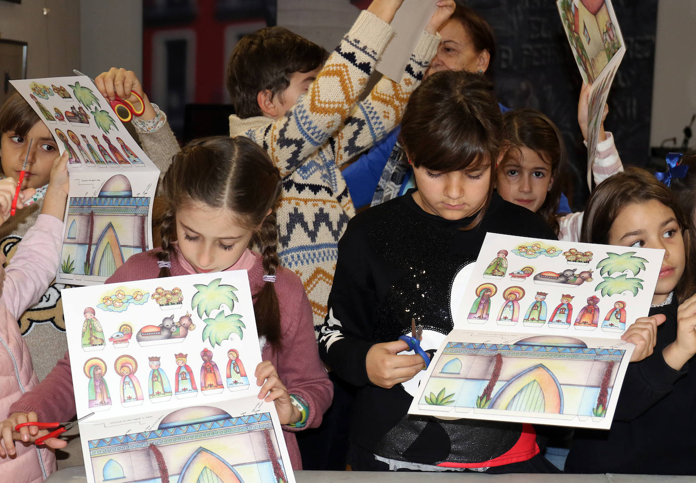 La Asociación Belenista de Valladolid ha impulsado este viernes 27 de diciembre un taller navideño llamado 'Monta tu belén' en el que los niños se han involucrado con entusiasmo.