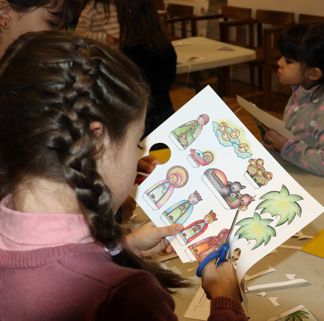 La Asociación Belenista de Valladolid ha impulsado este viernes 27 de diciembre un taller navideño llamado 'Monta tu belén' en el que los niños se han involucrado con entusiasmo.