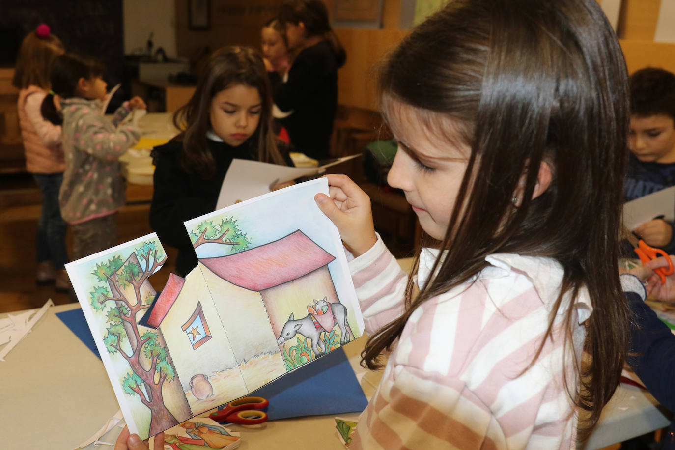 La Asociación Belenista de Valladolid ha impulsado este viernes 27 de diciembre un taller navideño llamado 'Monta tu belén' en el que los niños se han involucrado con entusiasmo.