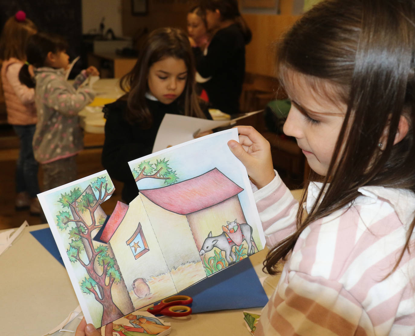 La Asociación Belenista de Valladolid ha impulsado este viernes 27 de diciembre un taller navideño llamado 'Monta tu belén' en el que los niños se han involucrado con entusiasmo.