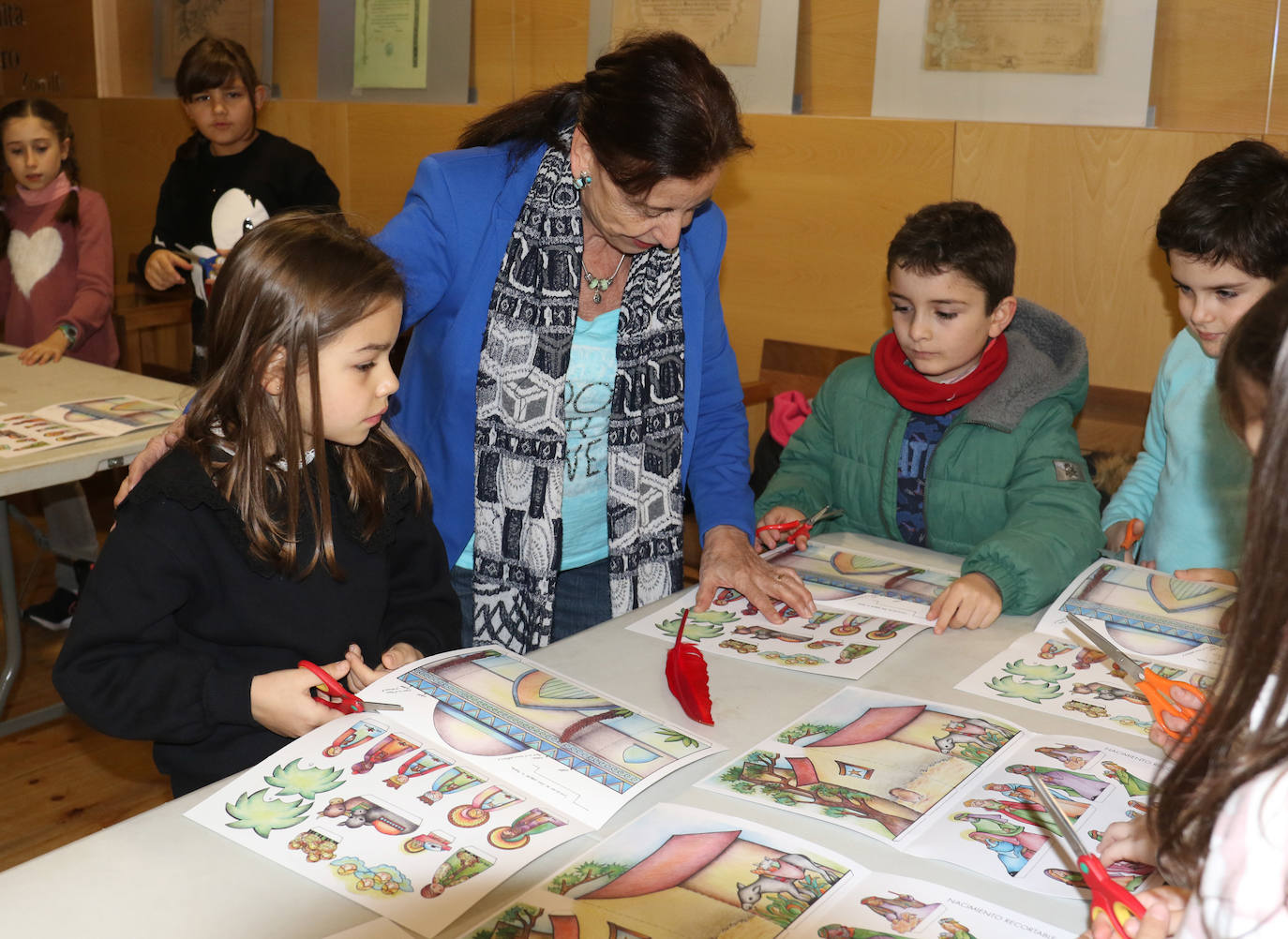 La Asociación Belenista de Valladolid ha impulsado este viernes 27 de diciembre un taller navideño llamado 'Monta tu belén' en el que los niños se han involucrado con entusiasmo.