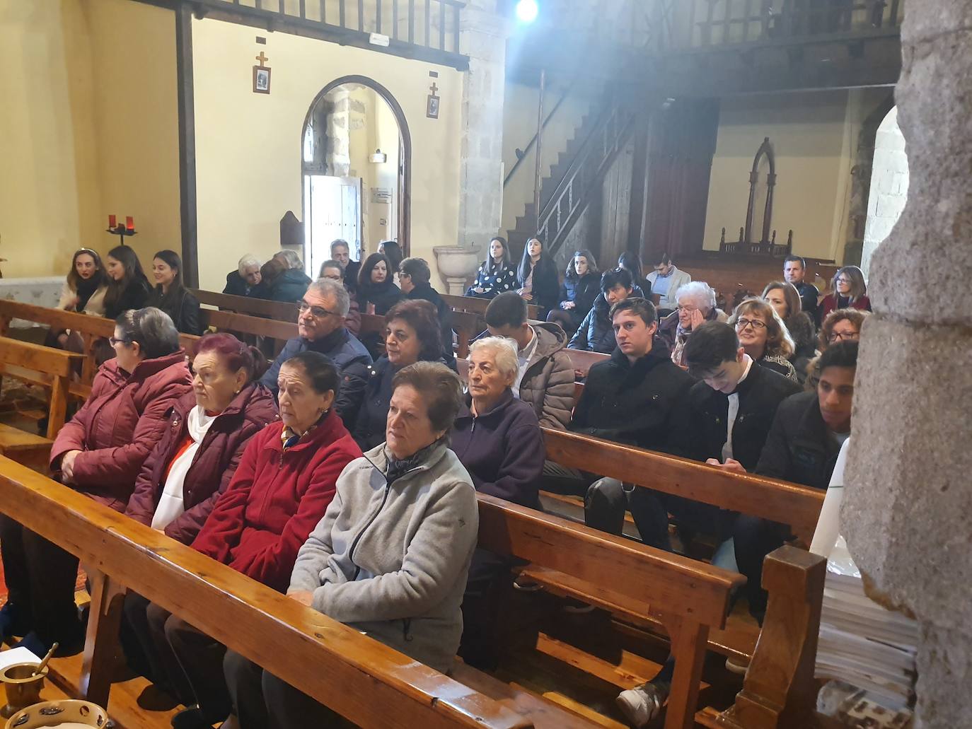 El día 26 de diciembre, festividad de San Esteban, tiene un significado especial en El Cabaco, ya que desde antiguo es el día reservado para celebrar la Fiesta de los Mozos, una celebración que se inicia el día antes, cuando los jóvenes, sólo chicos, salen a cantar por la noche.