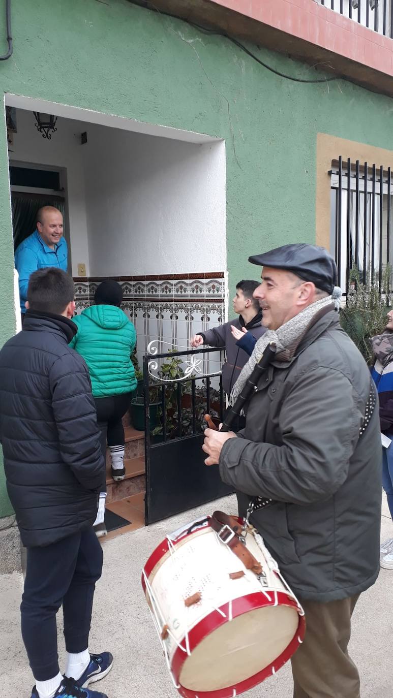 El día 26 de diciembre, festividad de San Esteban, tiene un significado especial en El Cabaco, ya que desde antiguo es el día reservado para celebrar la Fiesta de los Mozos, una celebración que se inicia el día antes, cuando los jóvenes, sólo chicos, salen a cantar por la noche.
