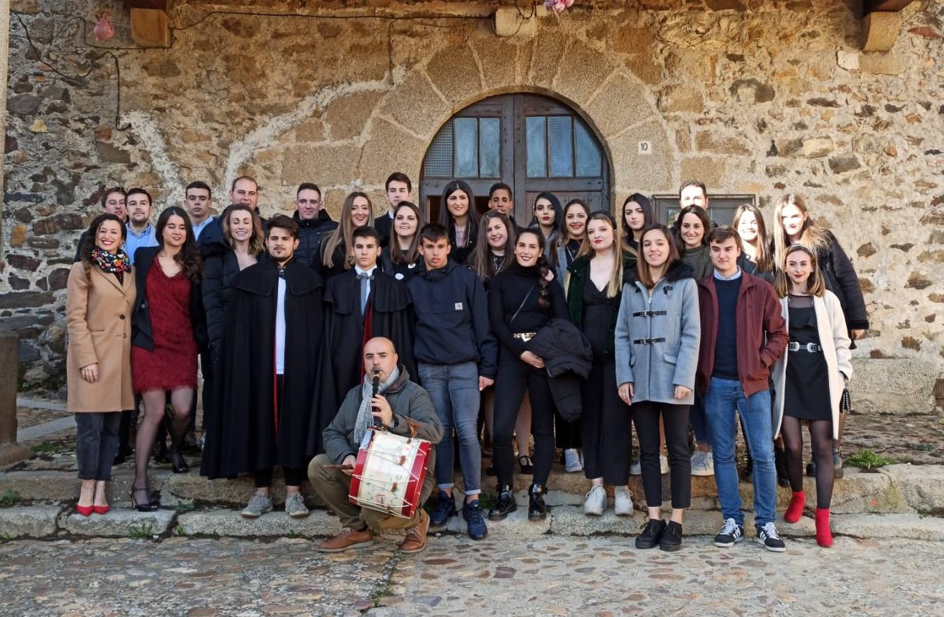 El día 26 de diciembre, festividad de San Esteban, tiene un significado especial en El Cabaco, ya que desde antiguo es el día reservado para celebrar la Fiesta de los Mozos, una celebración que se inicia el día antes, cuando los jóvenes, sólo chicos, salen a cantar por la noche.