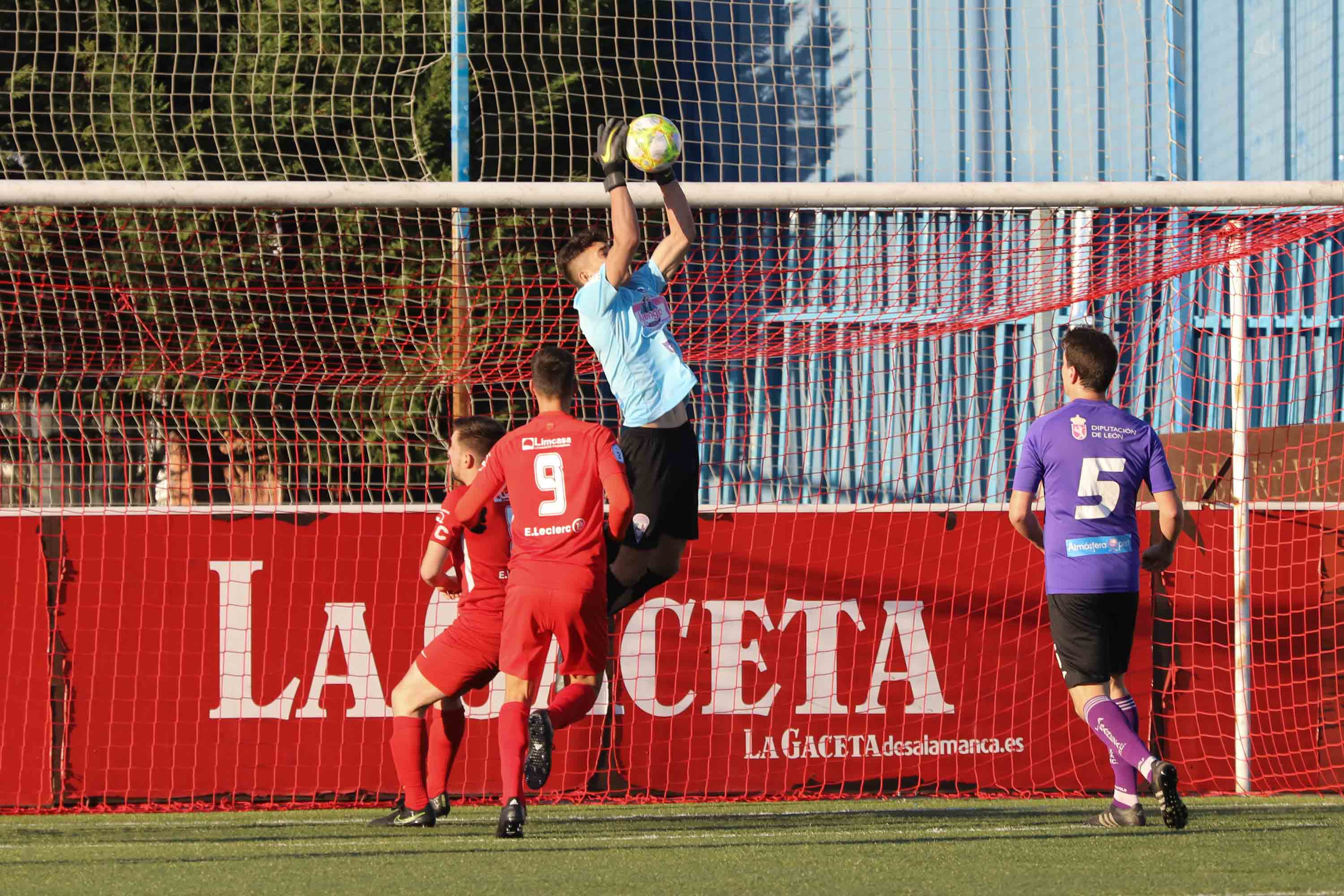 Fotos: La falta de gol impide la victoria del Santa Marta ante La Bañeza