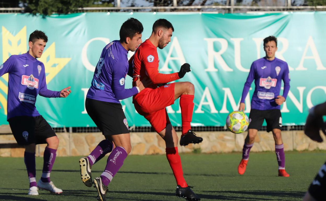 Un jugador del Santa Marta intenta controlar un balón en el partido de esta tarde.