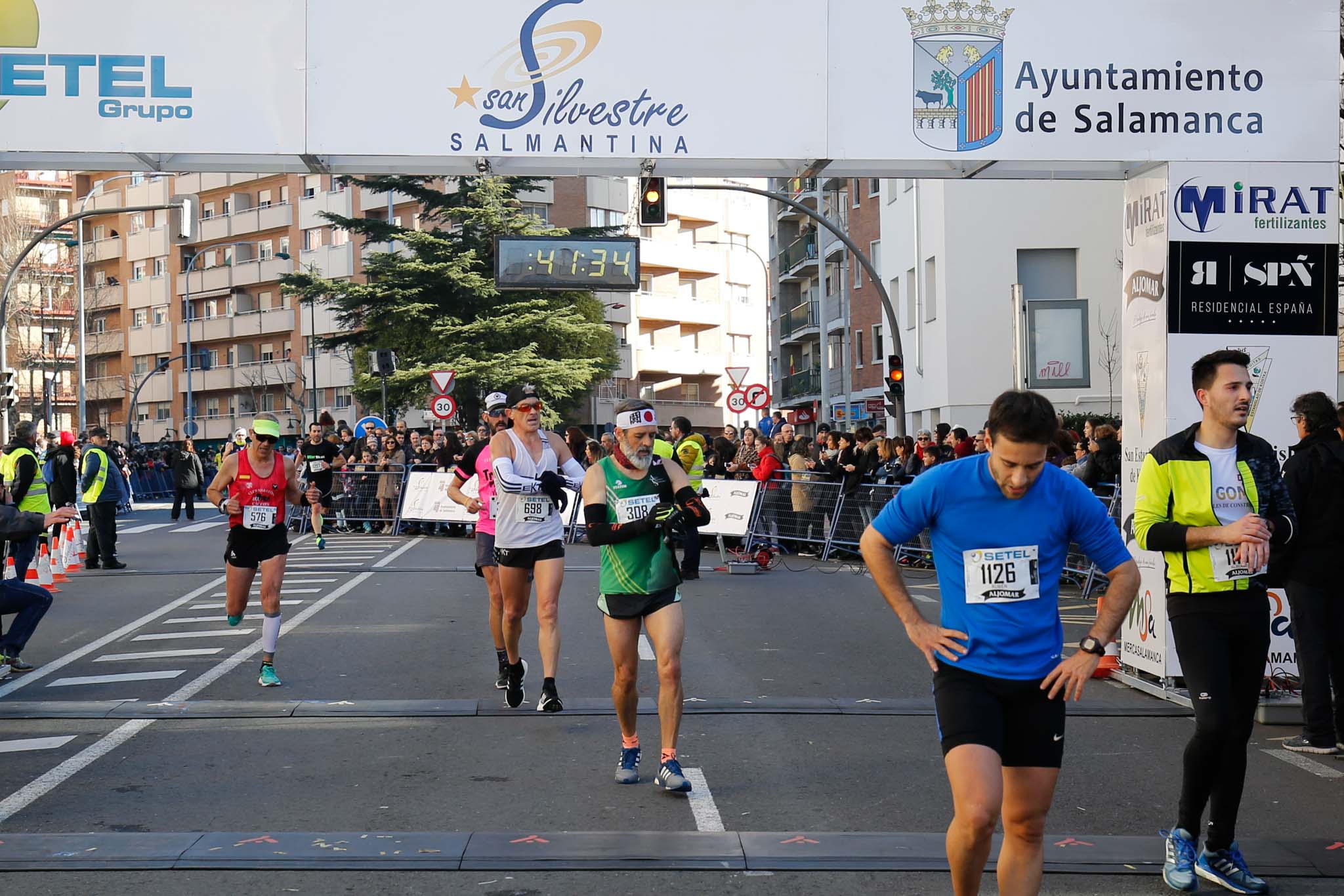 La XXXVI edición de la San Silvestre llena de color las calles de la ciudad con más de 7.700 participantes, donde los más atrevidos lucieron curiosos disfraces donde no faltaron los motivos navideños