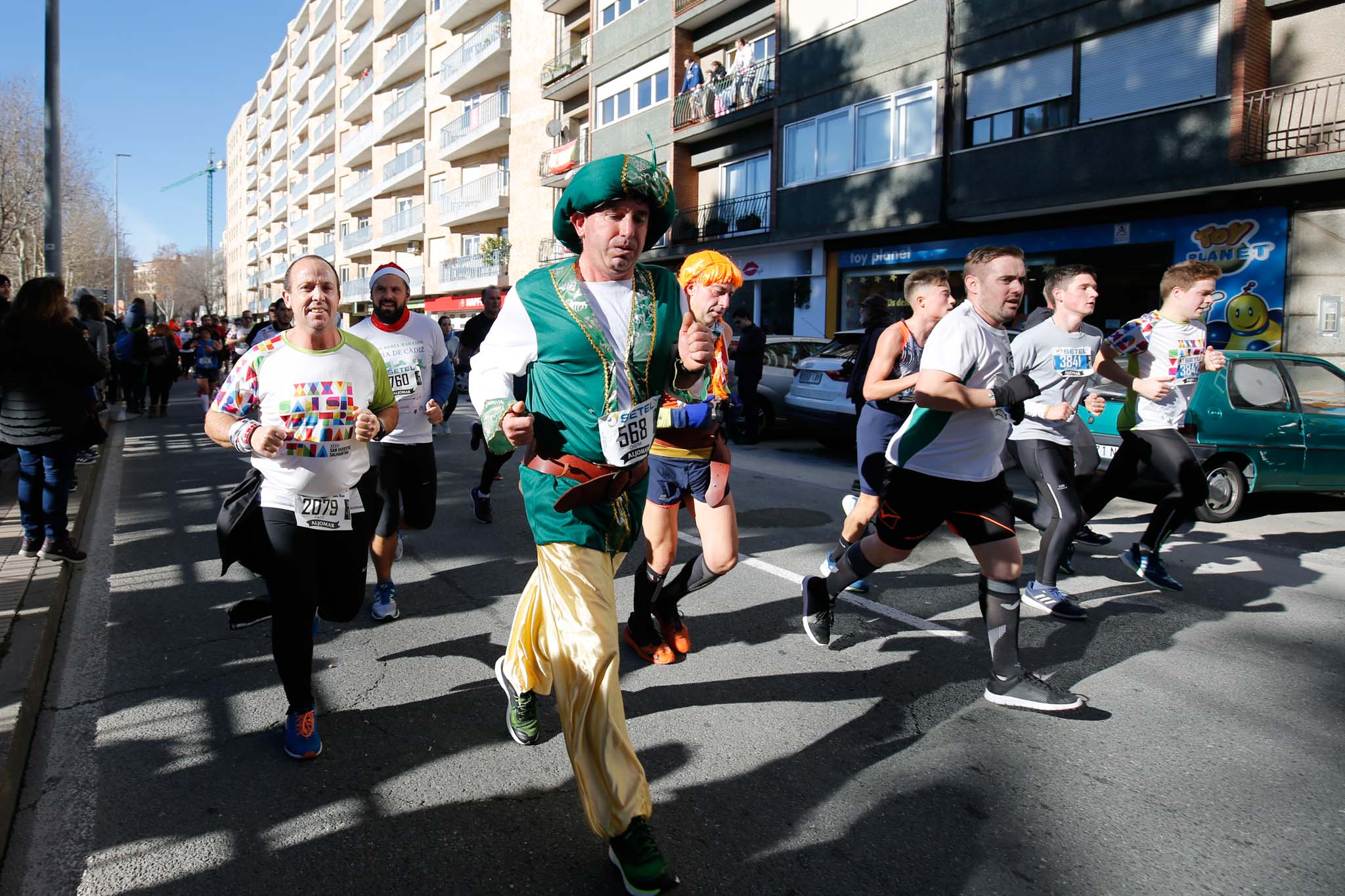 La XXXVI edición de la San Silvestre llena de color las calles de la ciudad con más de 7.700 participantes, donde los más atrevidos lucieron curiosos disfraces donde no faltaron los motivos navideños