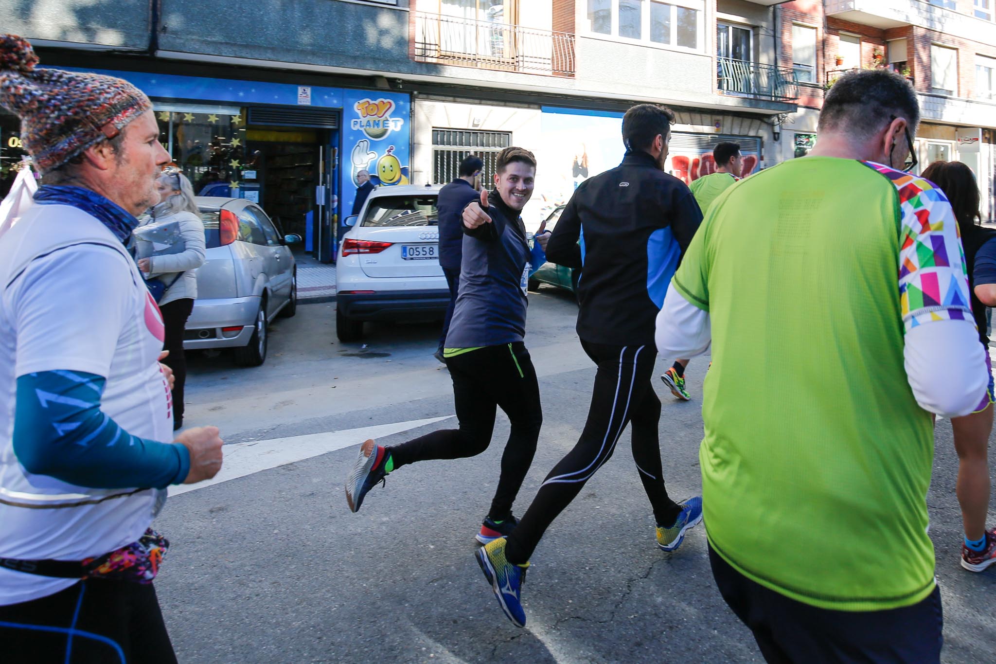 La XXXVI edición de la San Silvestre llena de color las calles de la ciudad con más de 7.700 participantes, donde los más atrevidos lucieron curiosos disfraces donde no faltaron los motivos navideños