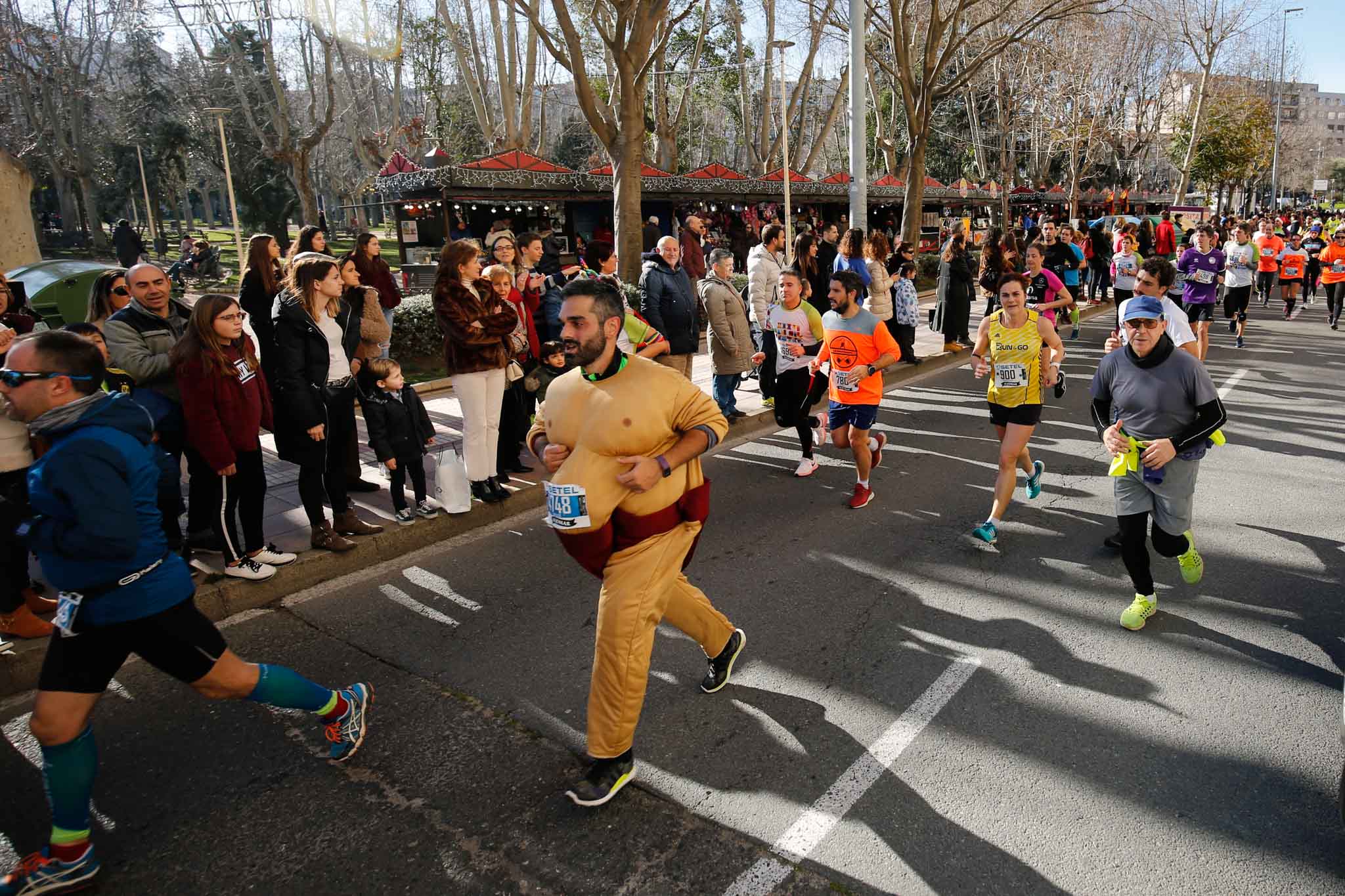 La XXXVI edición de la San Silvestre llena de color las calles de la ciudad con más de 7.700 participantes, donde los más atrevidos lucieron curiosos disfraces donde no faltaron los motivos navideños