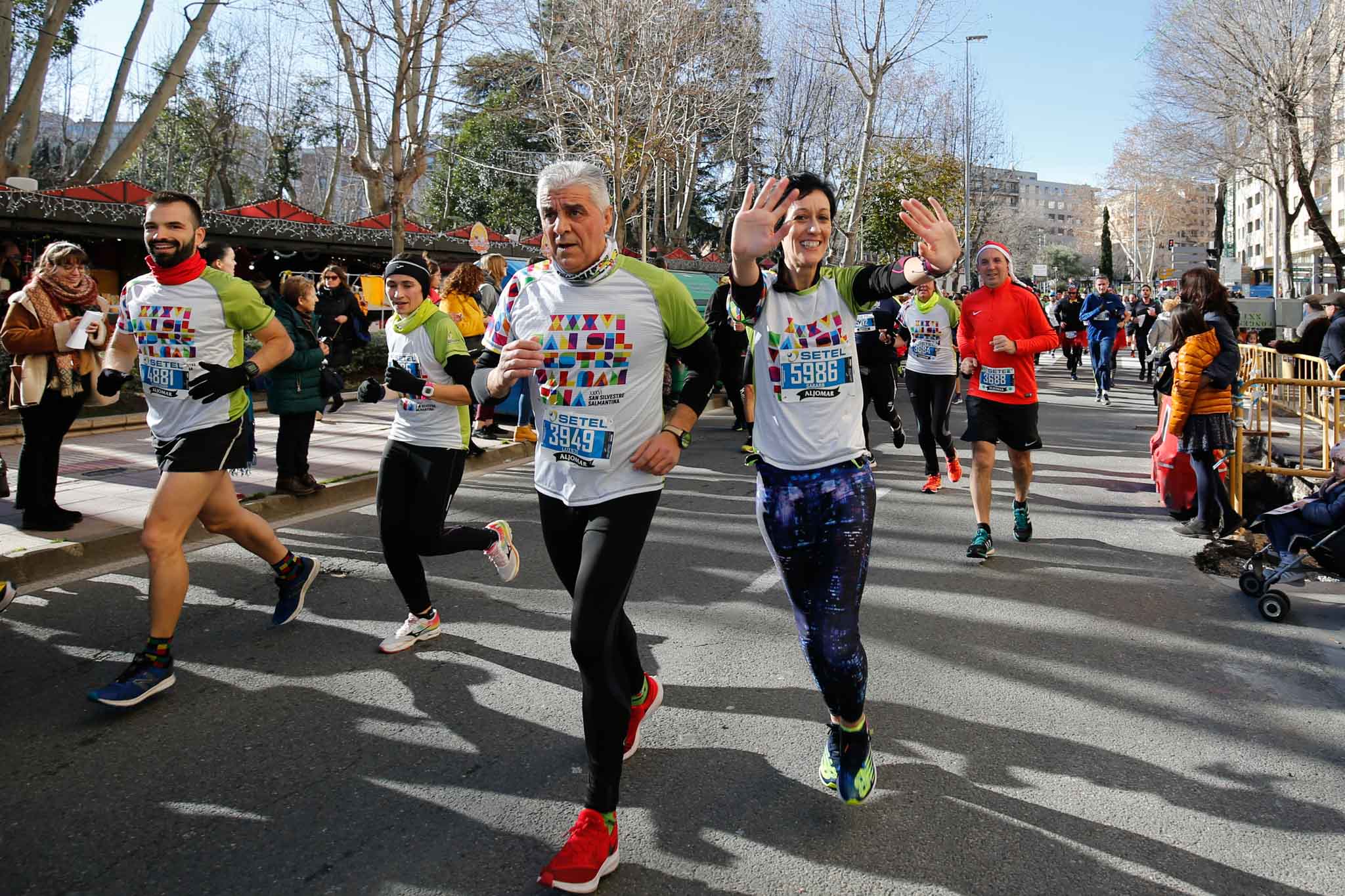 La XXXVI edición de la San Silvestre llena de color las calles de la ciudad con más de 7.700 participantes, donde los más atrevidos lucieron curiosos disfraces donde no faltaron los motivos navideños