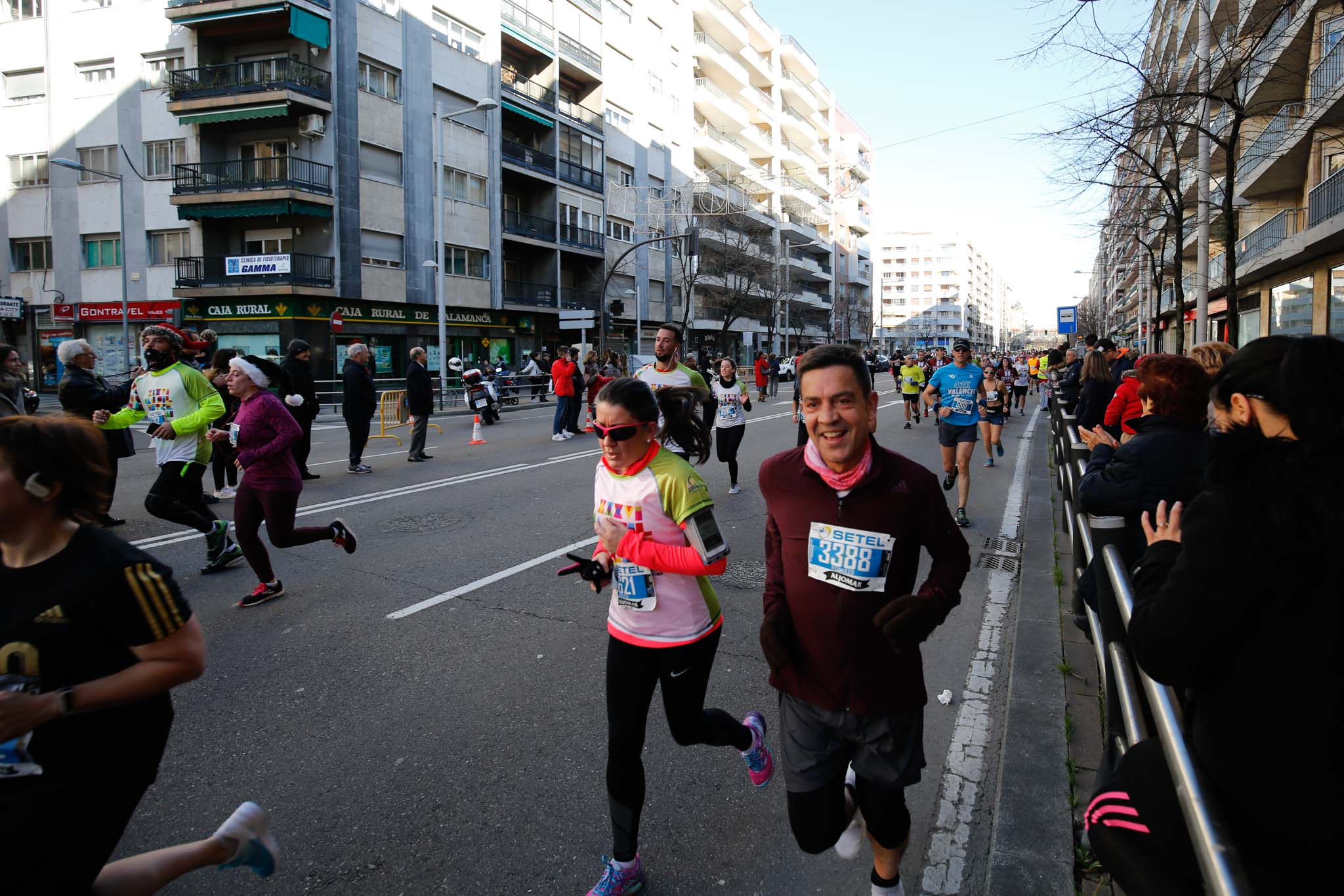 La XXXVI edición de la San Silvestre llena de color las calles de la ciudad con más de 7.700 participantes, donde los más atrevidos lucieron curiosos disfraces donde no faltaron los motivos navideños