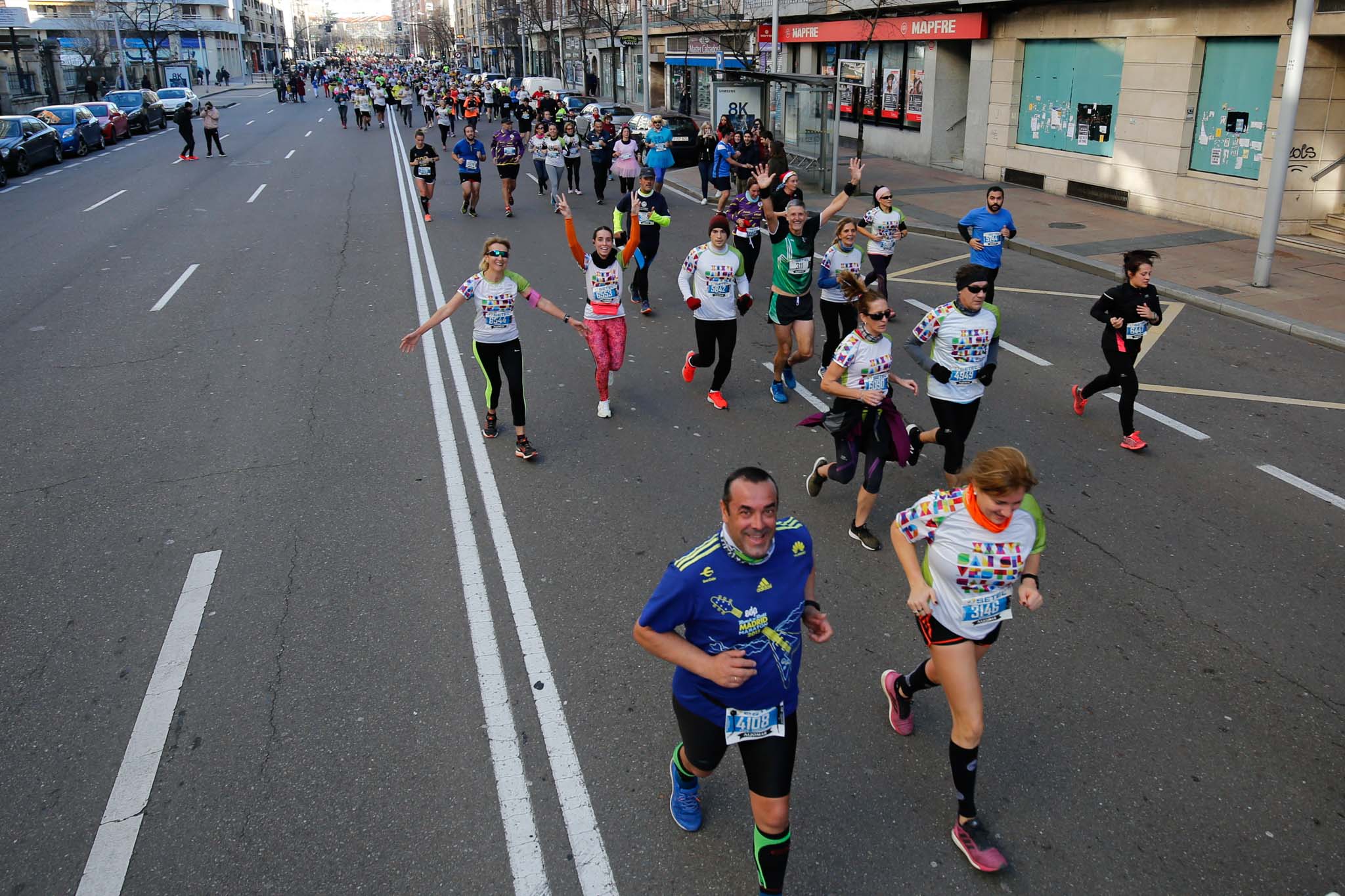 La XXXVI edición de la San Silvestre llena de color las calles de la ciudad con más de 7.700 participantes, donde los más atrevidos lucieron curiosos disfraces donde no faltaron los motivos navideños