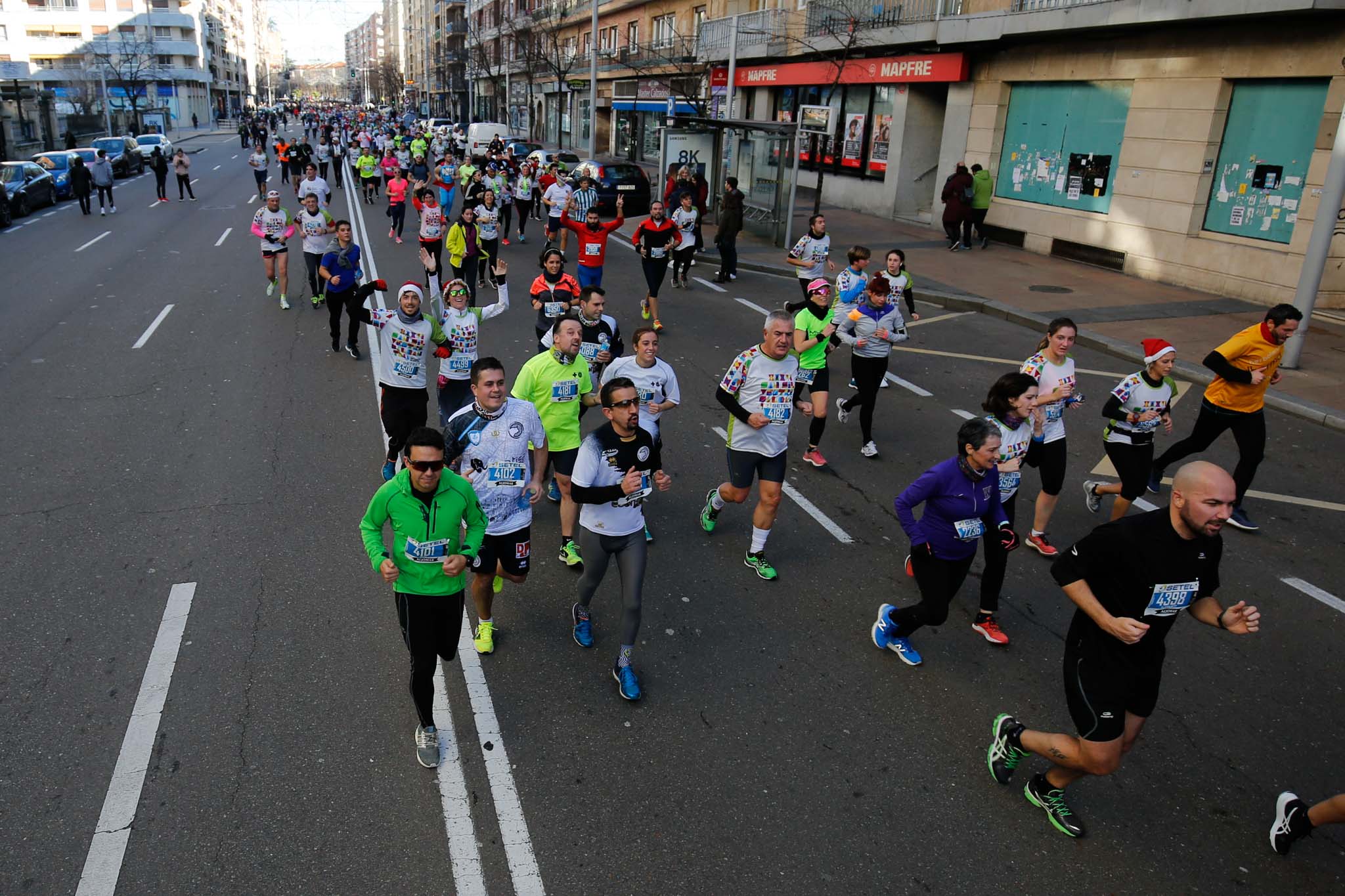 La XXXVI edición de la San Silvestre llena de color las calles de la ciudad con más de 7.700 participantes, donde los más atrevidos lucieron curiosos disfraces donde no faltaron los motivos navideños