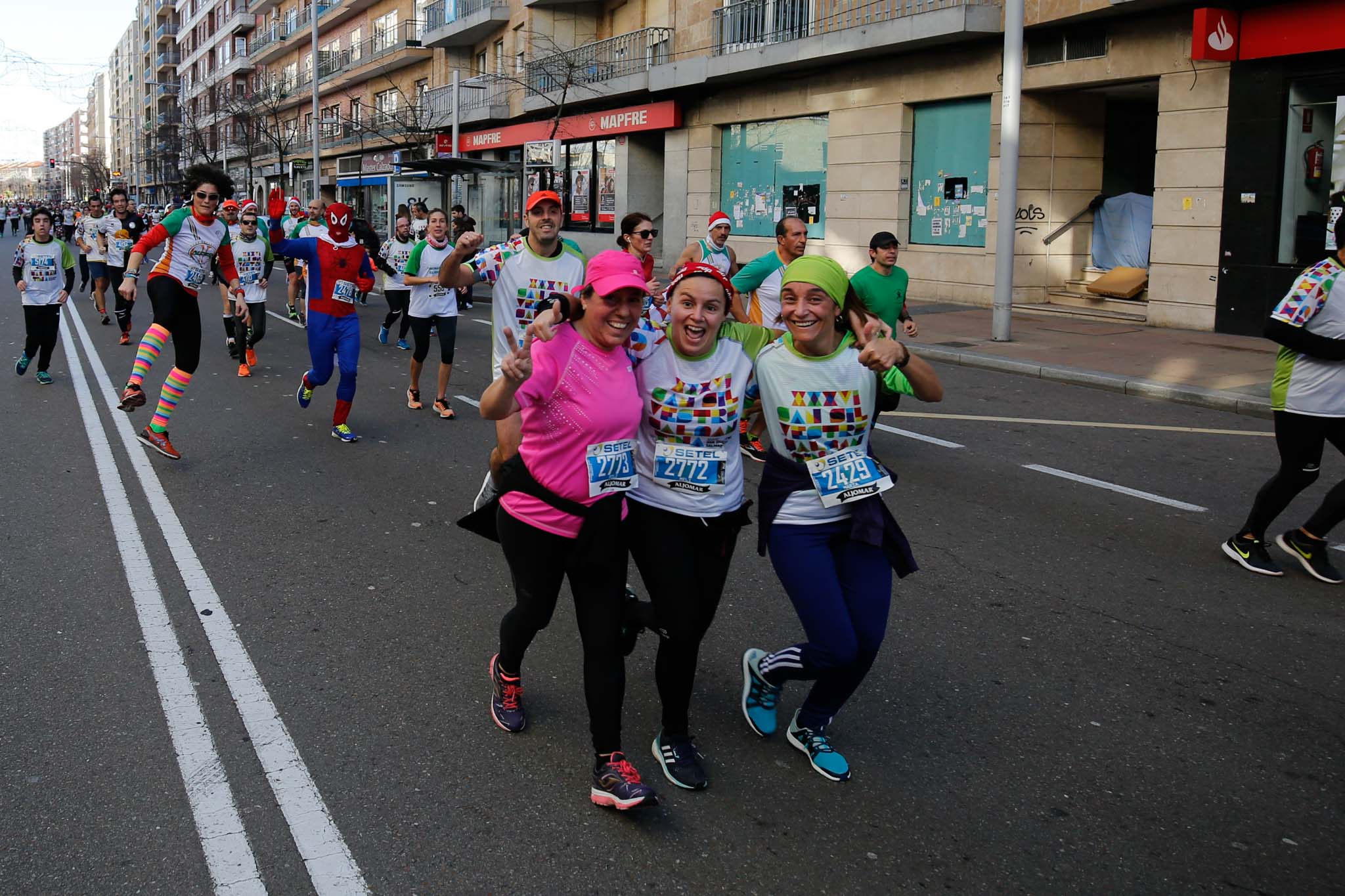 La XXXVI edición de la San Silvestre llena de color las calles de la ciudad con más de 7.700 participantes, donde los más atrevidos lucieron curiosos disfraces donde no faltaron los motivos navideños