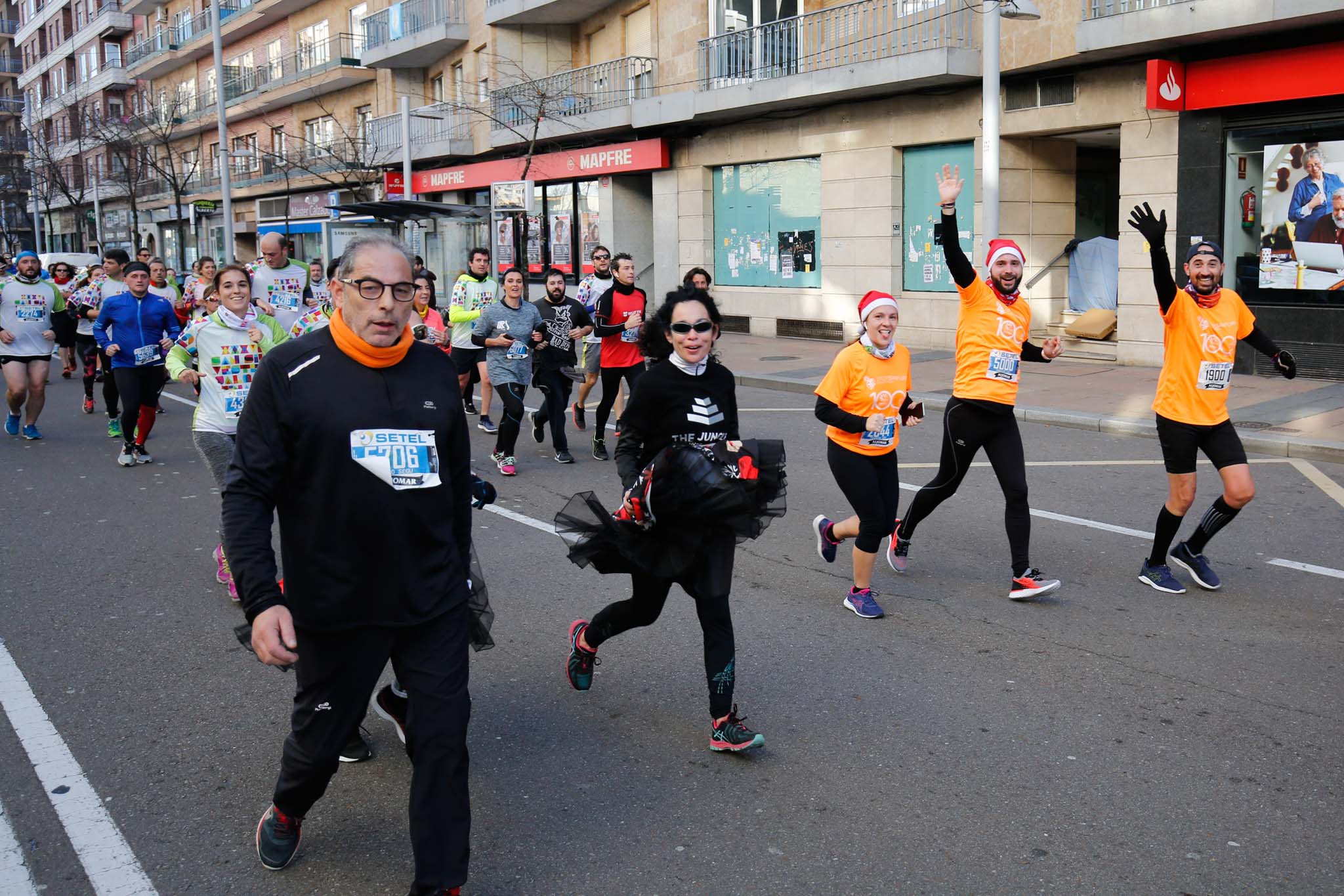 La XXXVI edición de la San Silvestre llena de color las calles de la ciudad con más de 7.700 participantes, donde los más atrevidos lucieron curiosos disfraces donde no faltaron los motivos navideños