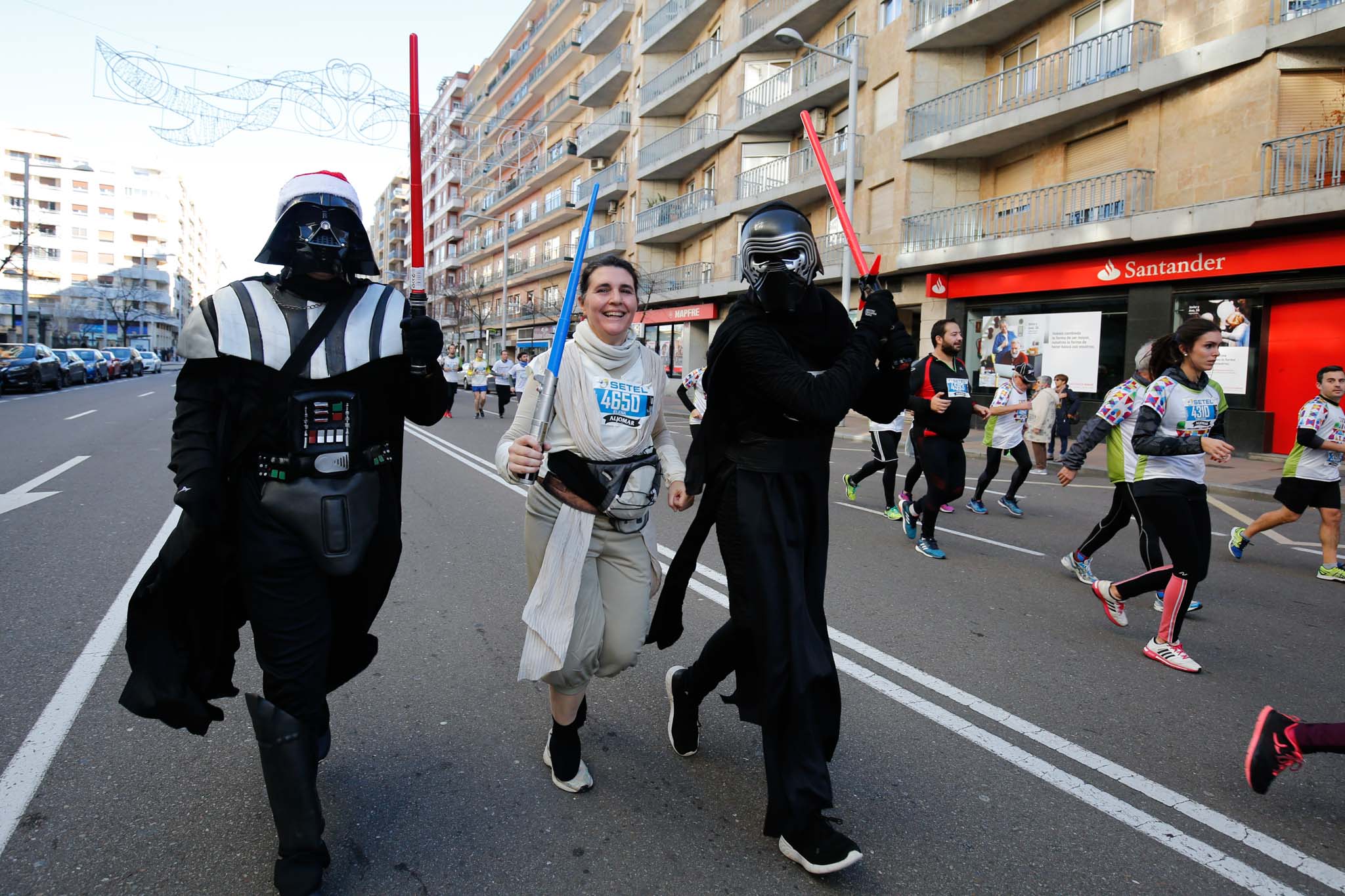 La XXXVI edición de la San Silvestre llena de color las calles de la ciudad con más de 7.700 participantes, donde los más atrevidos lucieron curiosos disfraces donde no faltaron los motivos navideños