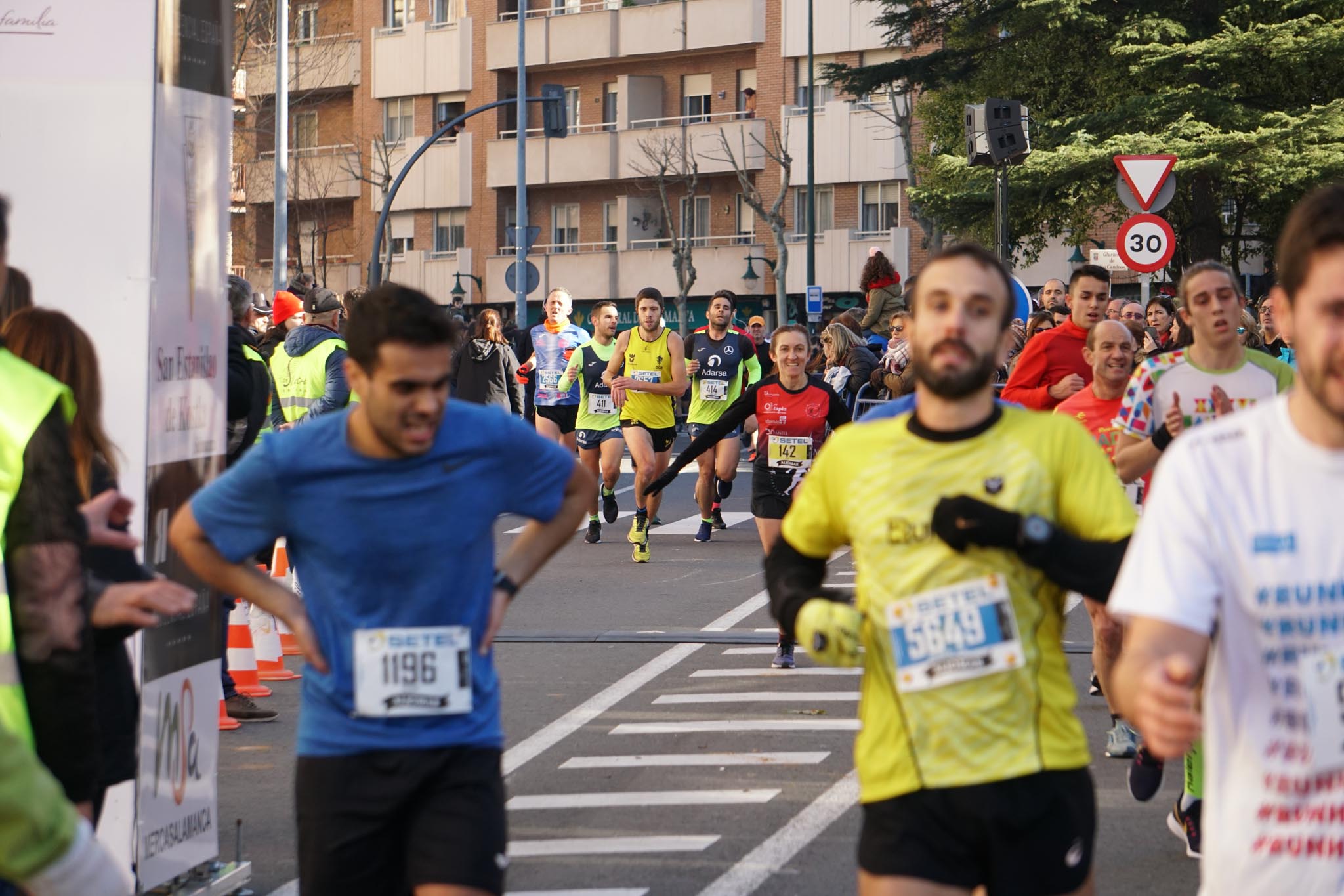 La XXXVI edición de la San Silvestre llena de color las calles de la ciudad con más de 7.700 participantes, donde los más atrevidos lucieron curiosos disfraces donde no faltaron los motivos navideños