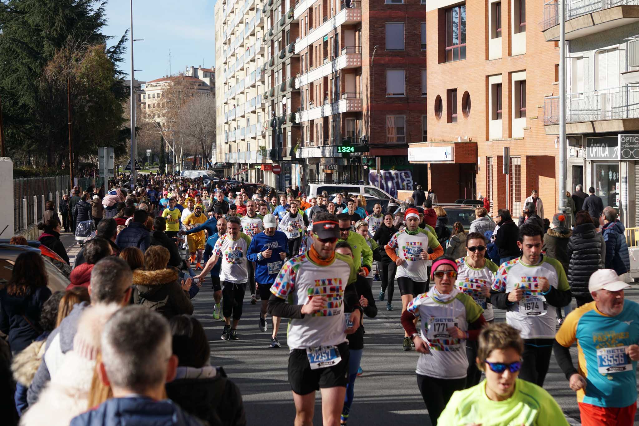 La XXXVI edición de la San Silvestre llena de color las calles de la ciudad con más de 7.700 participantes, donde los más atrevidos lucieron curiosos disfraces donde no faltaron los motivos navideños