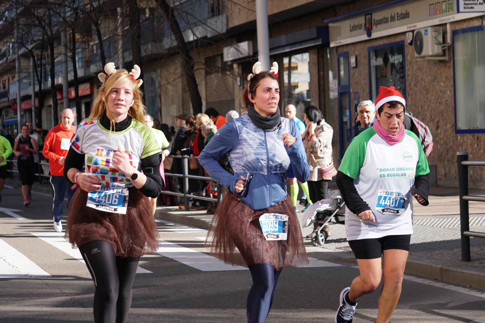 La XXXVI edición de la San Silvestre llena de color las calles de la ciudad con más de 7.700 participantes, donde los más atrevidos lucieron curiosos disfraces donde no faltaron los motivos navideños