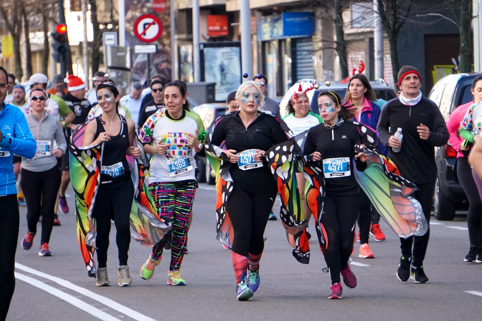 La XXXVI edición de la San Silvestre llena de color las calles de la ciudad con más de 7.700 participantes, donde los más atrevidos lucieron curiosos disfraces donde no faltaron los motivos navideños