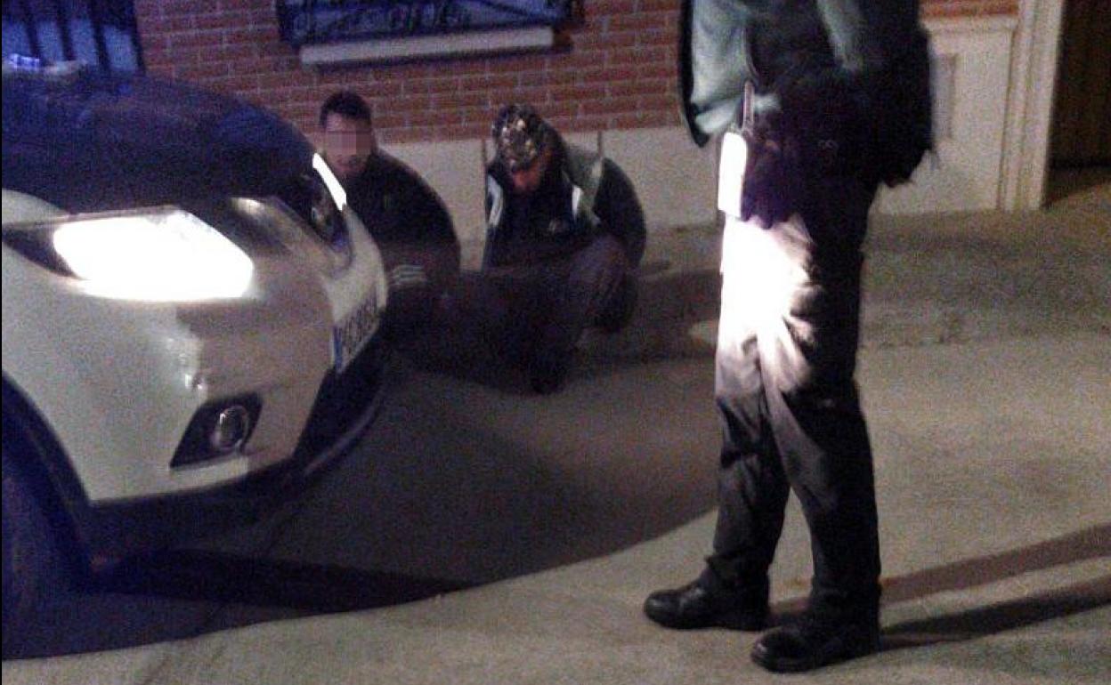 Un agente custodia a los sospechosos esposados en La Seca.