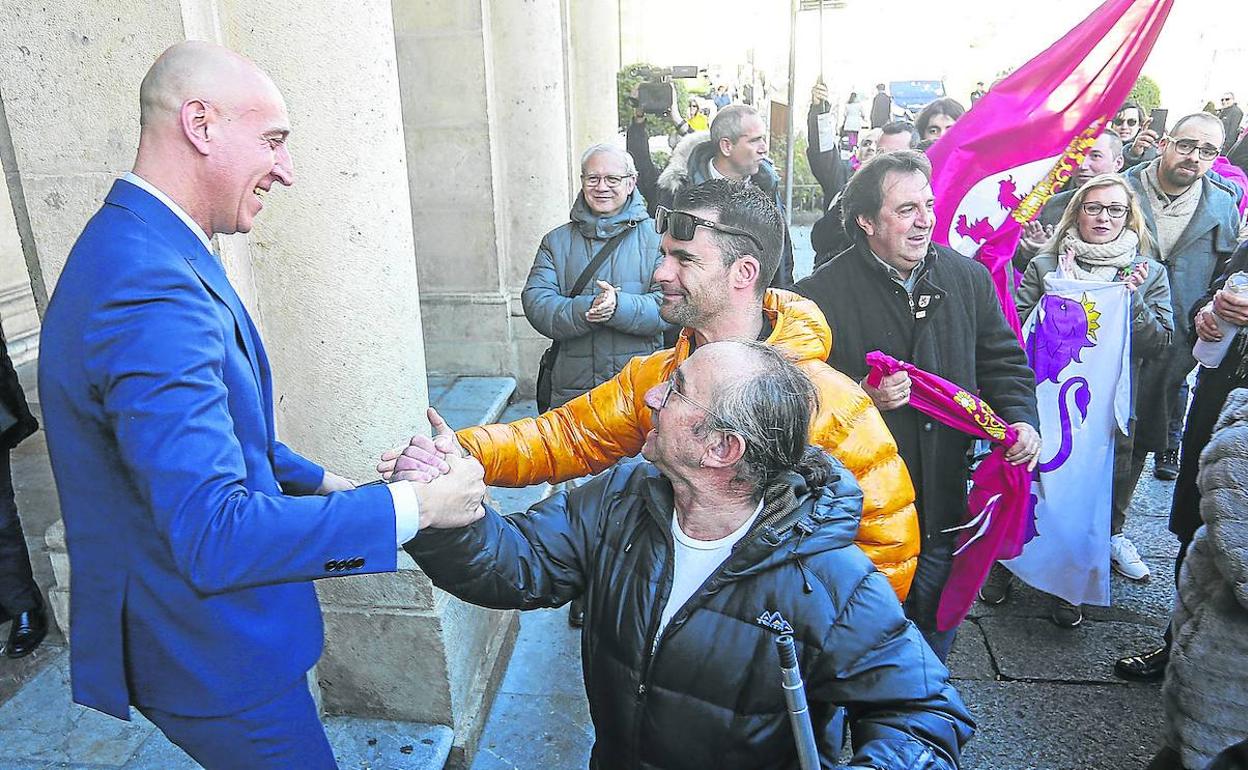 El alcalde de León, José Antonio Diez, saluda a las personas concentradas tras aprobar el viernes la moción para la autonomía leonesa. 