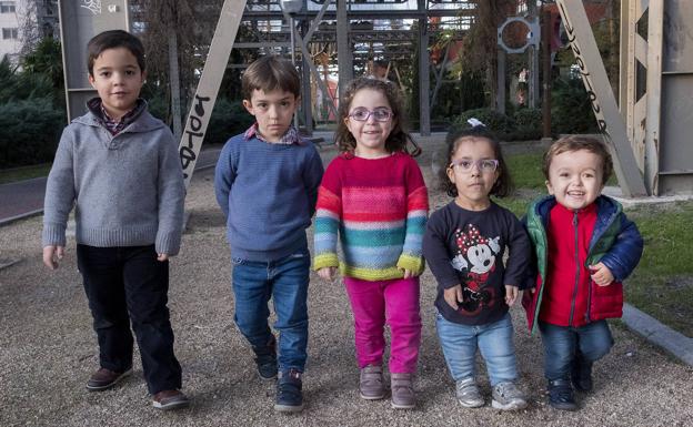 Álvaro y Tomás (7 años), Lucía (5), Alejandra (8) y Javier (4), en los jardines de Ariza, en la antigua fábrica de Enertec de Valladolid. 