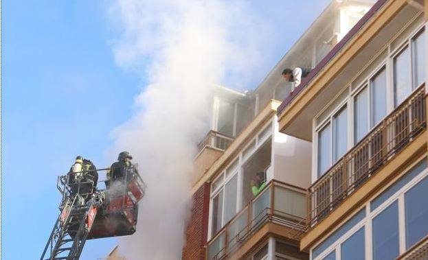 Efectivos de Bomberos rescatan a una persona con su escala.