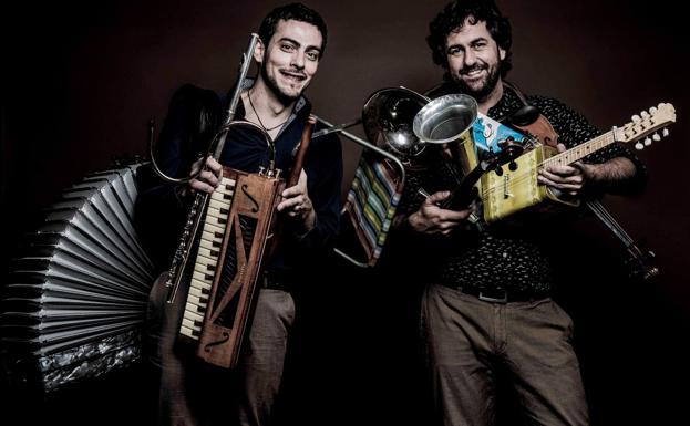 Jorge Arribas, con su acordeón, flautas, vibrandoneón y sillaflauta, y Diego Galaz, con su violín-trompeta, mandolata, gimbrik y violín, forman Fetén Fetén.