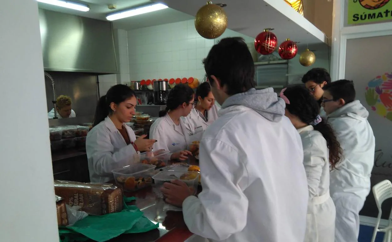 Alumnos del instituto colaboran en las tareas del Comedor de los Pobres.