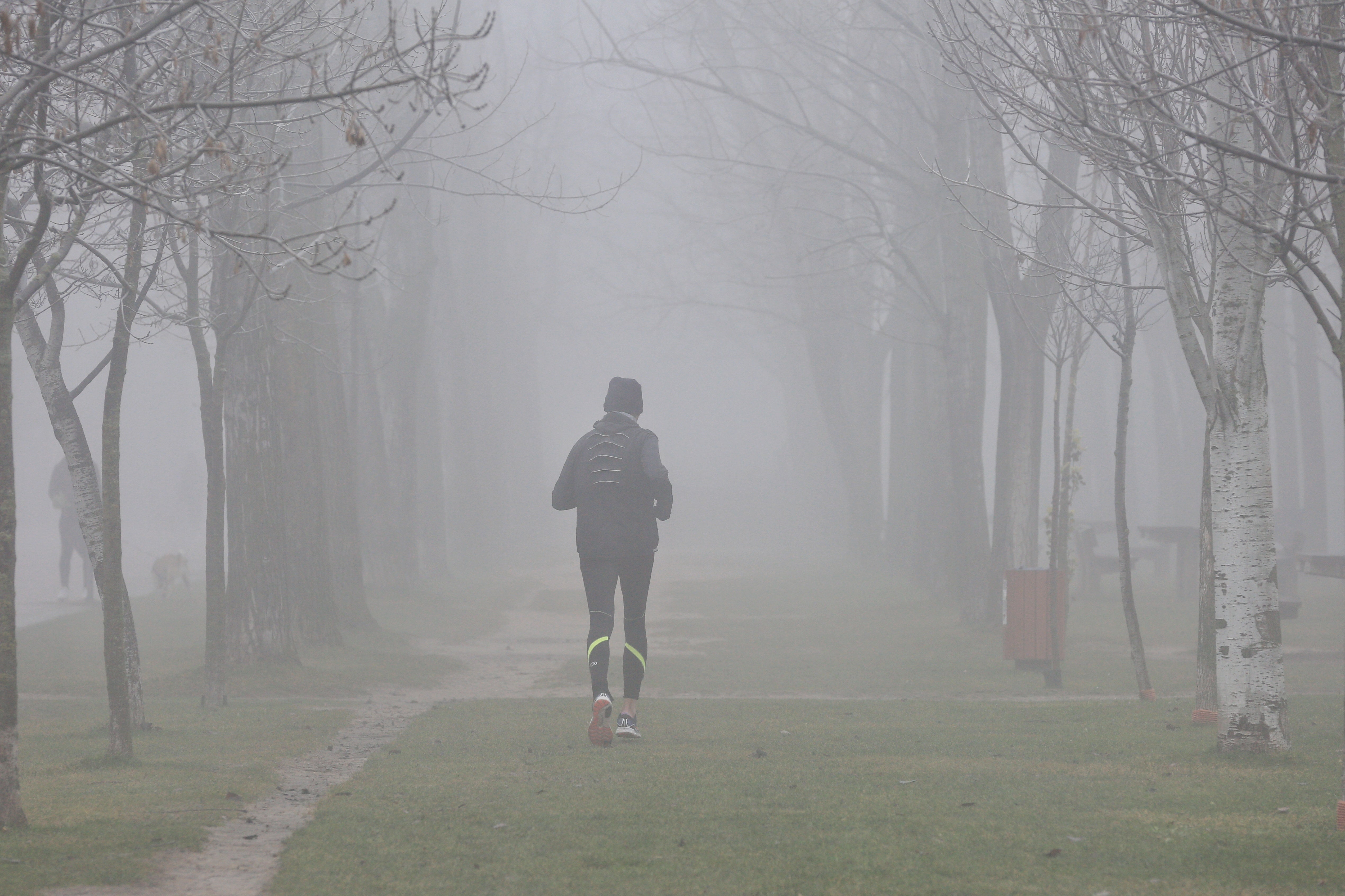 Una intensa niebla cubre toda la ciudad de Valladolid, que participa de la alerta amarilla que afecta a toda la provincia y permanecerá activa hasta las 13 horas de este lunes 30 de diciembre.