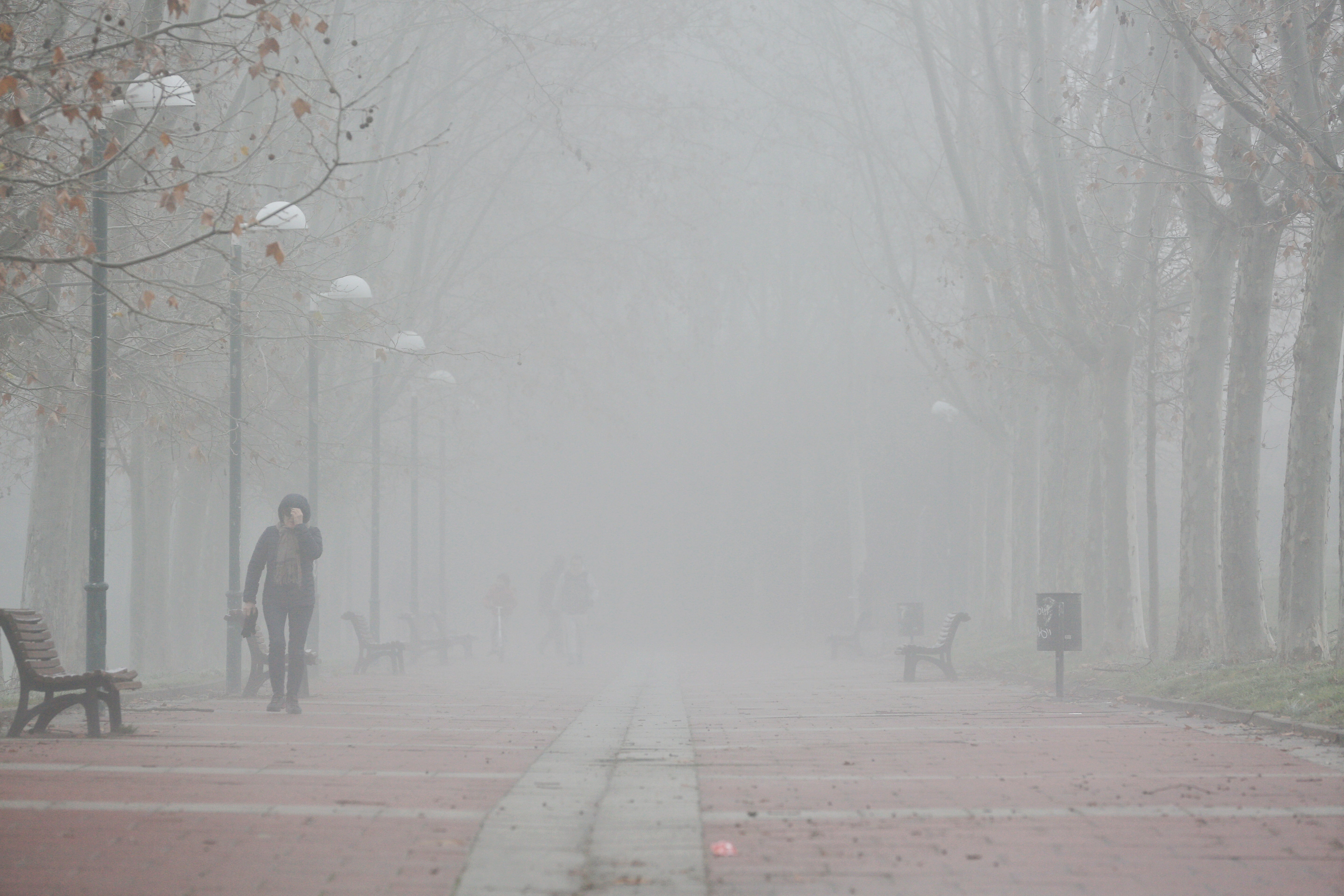 Una intensa niebla cubre toda la ciudad de Valladolid, que participa de la alerta amarilla que afecta a toda la provincia y permanecerá activa hasta las 13 horas de este lunes 30 de diciembre.